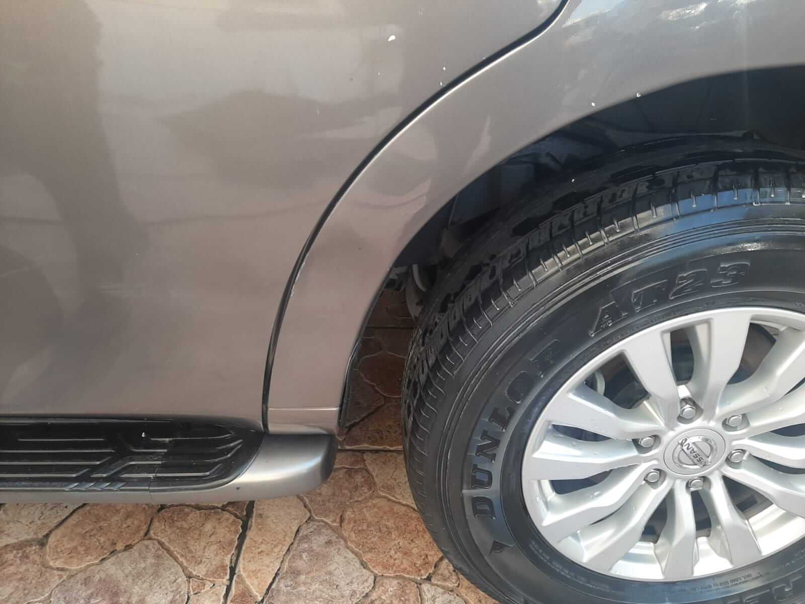 سيارة نيسان بعد التلميع باستخدام البولش خارجي