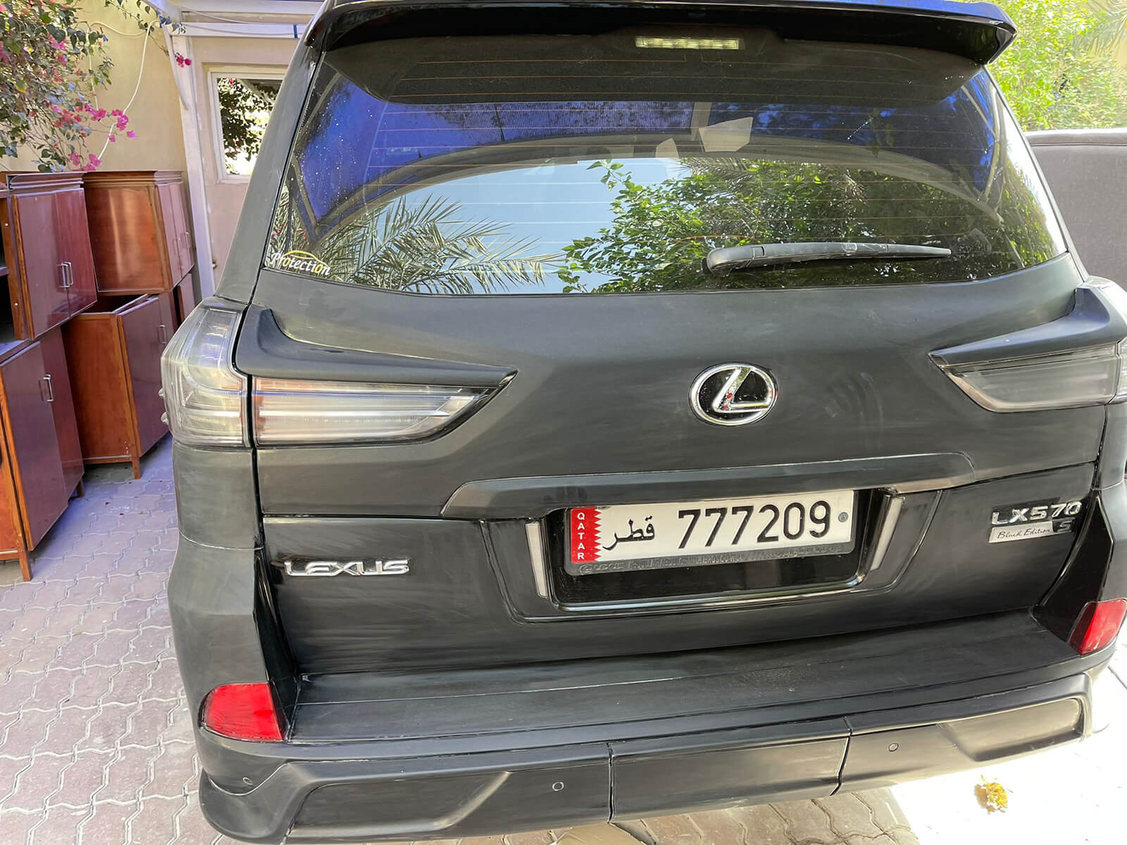 سيارة ليكزيس قبل التلميع باستخدام البولش خارجي