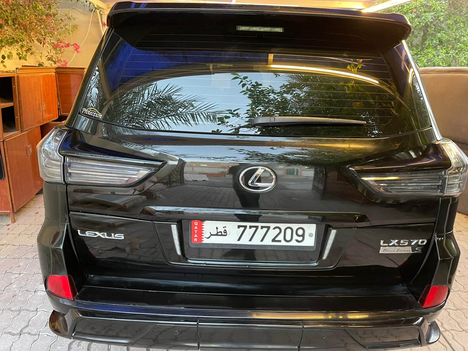 سيارة ليكزيس بعد التلميع باستخدام البولش خارجي