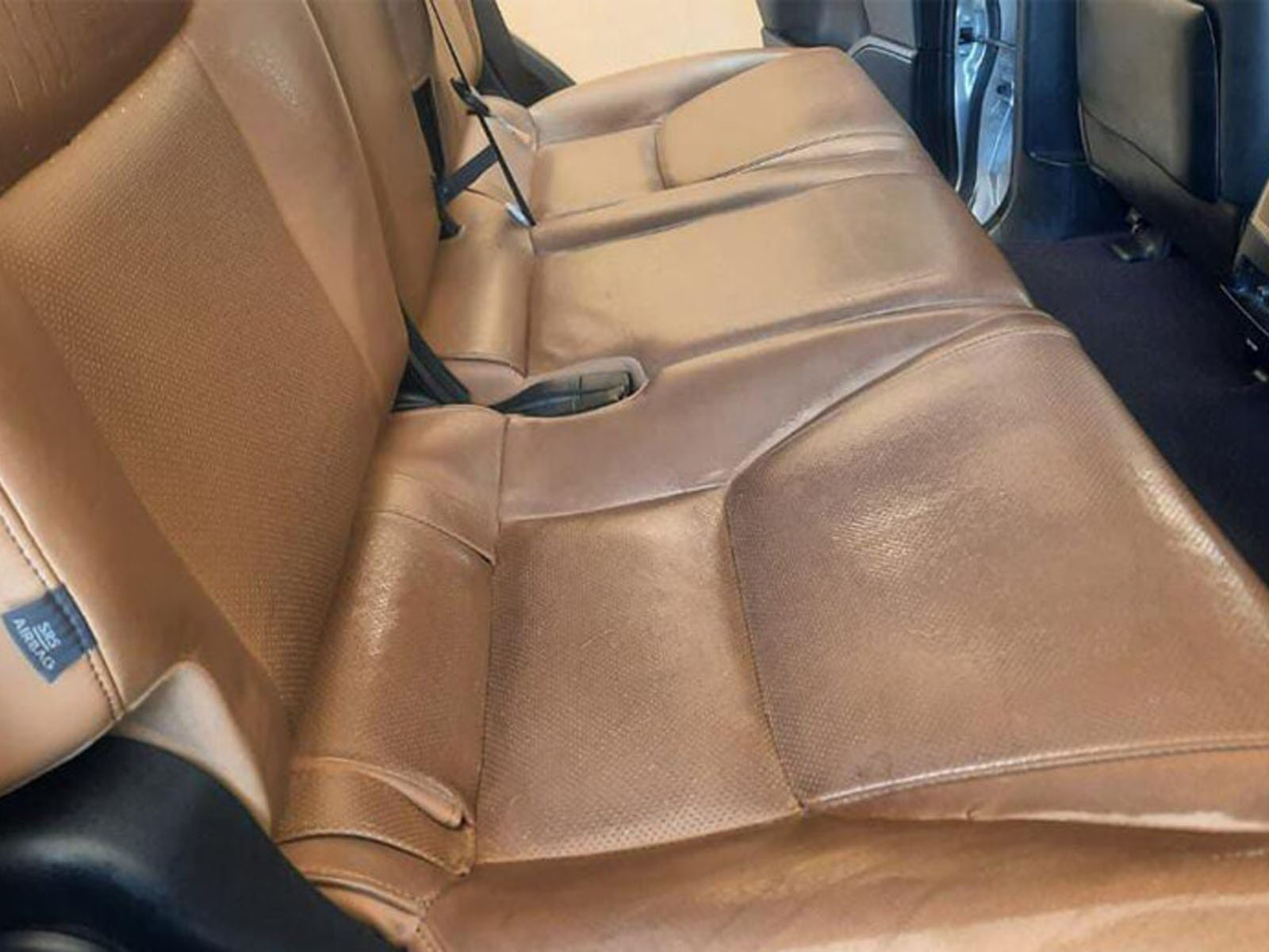 فرش السيارة قبل عمل البولش الداخلي