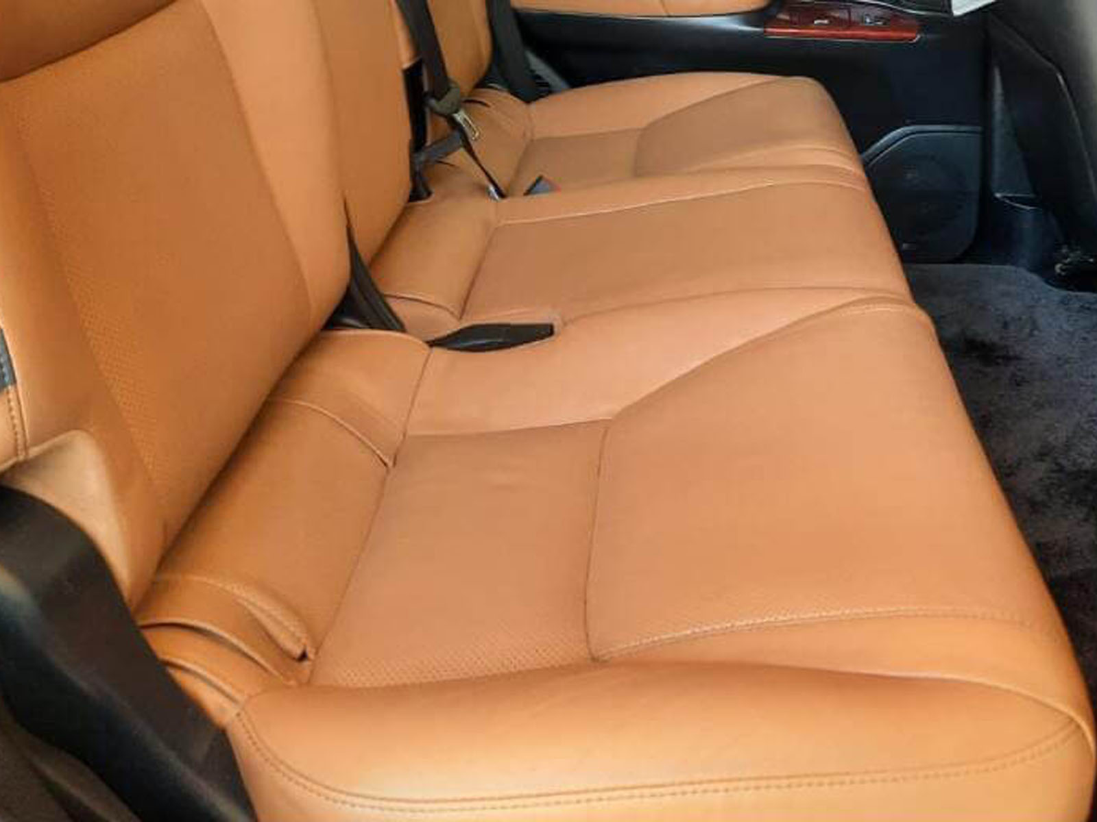 فرش السيارة بعد عمل البولش الداخلي