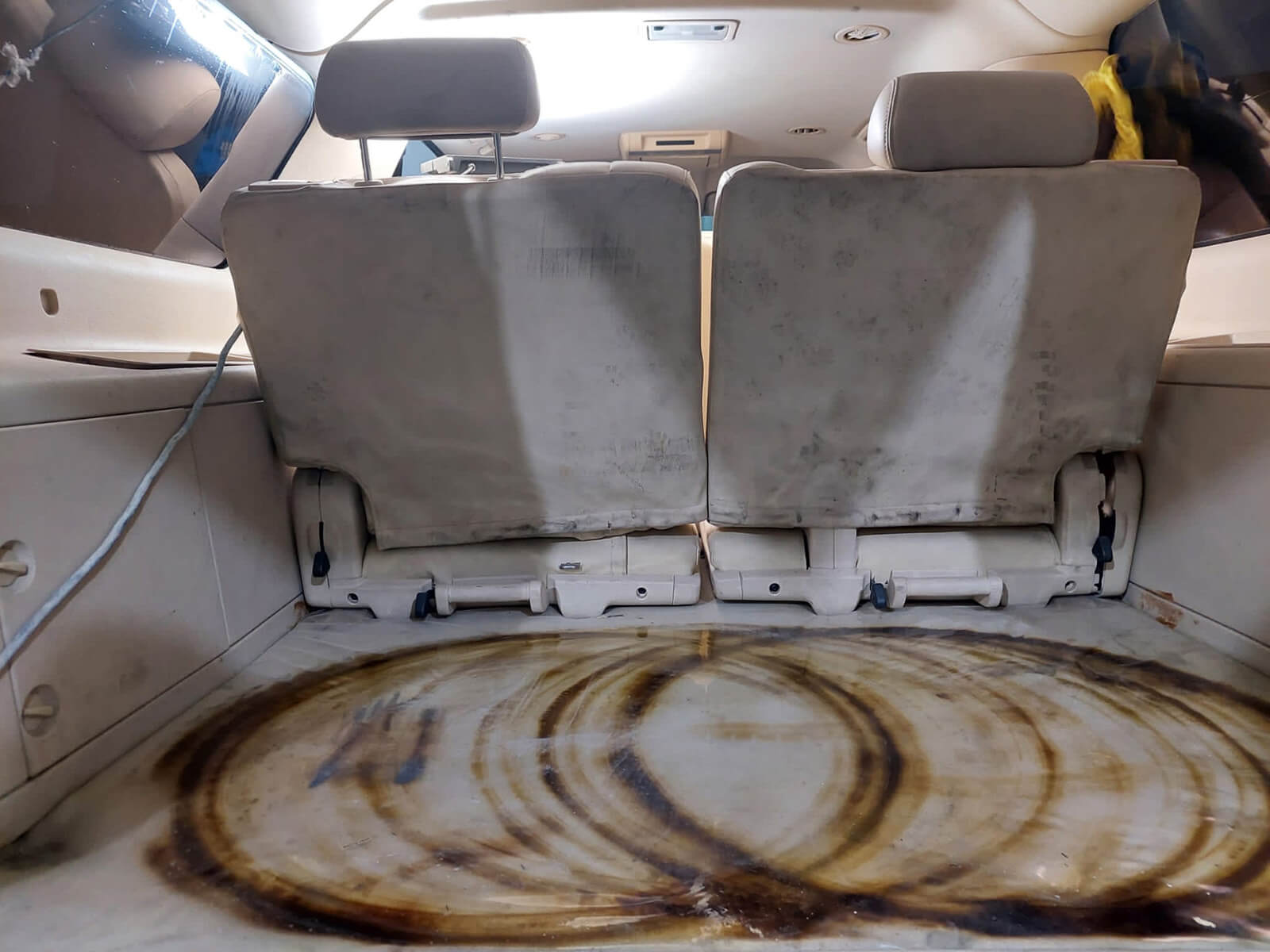 صورة لبعض البقع في السيارة قبل عملية البولش