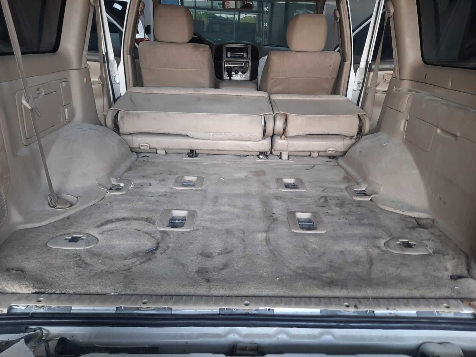 تنظيف جميع أجزاء السيارة من الداخل