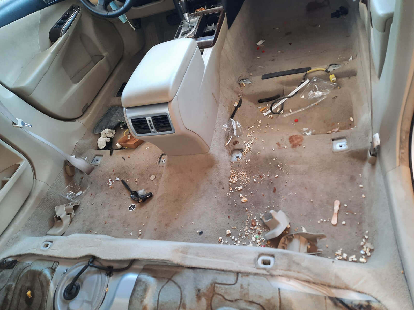 مظهر السيارة من الداخل قبل عملية البولش الداخلي