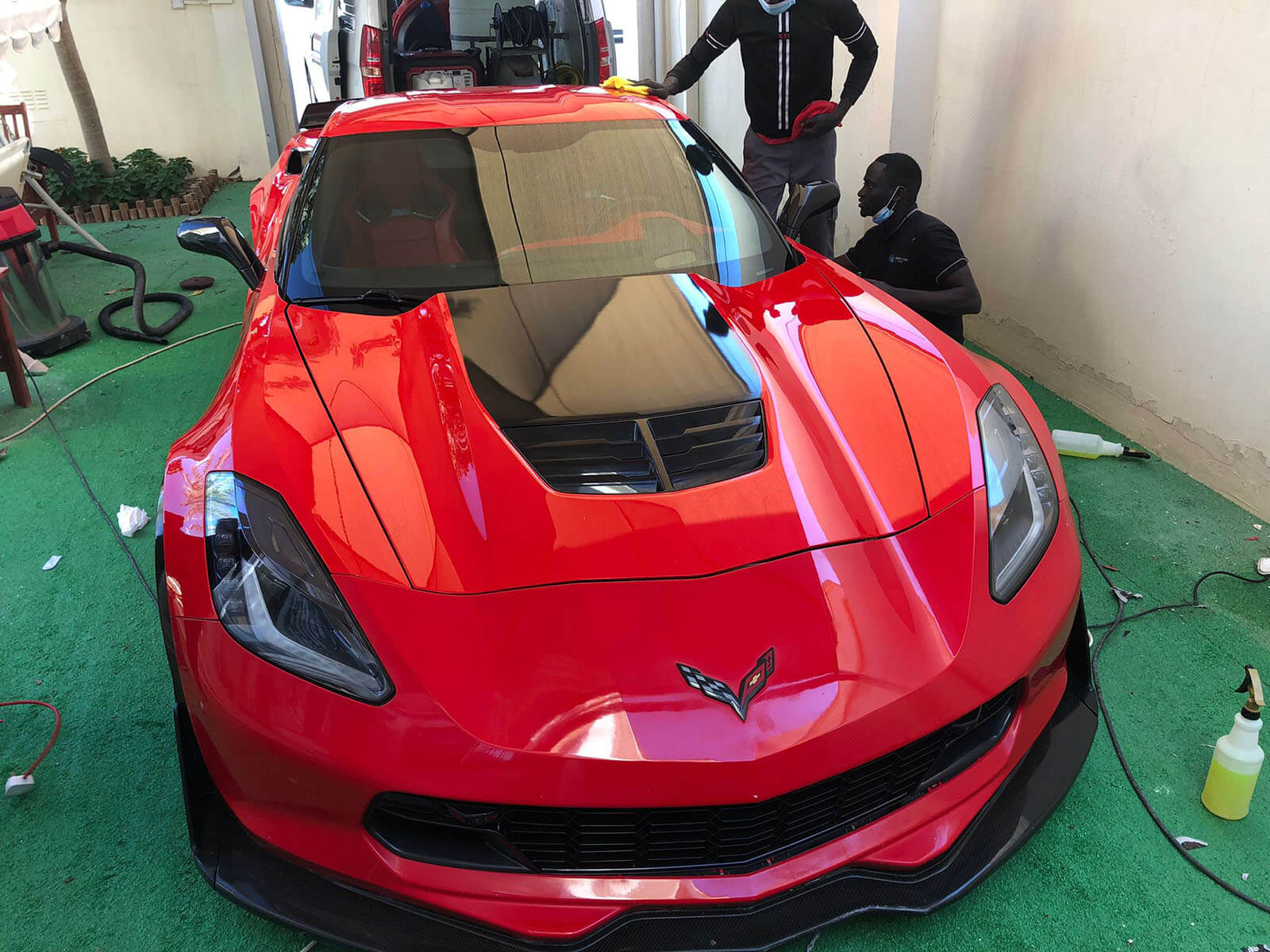 سيارة فاخرة بعد تطبيق تقنية النانو سيراميك.