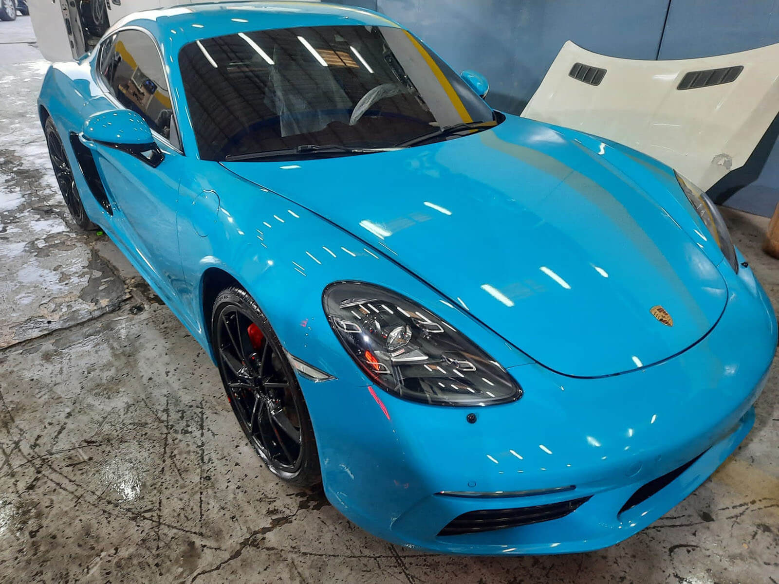 سطح سيارة لامع بعد استخدام النانو سيراميك.