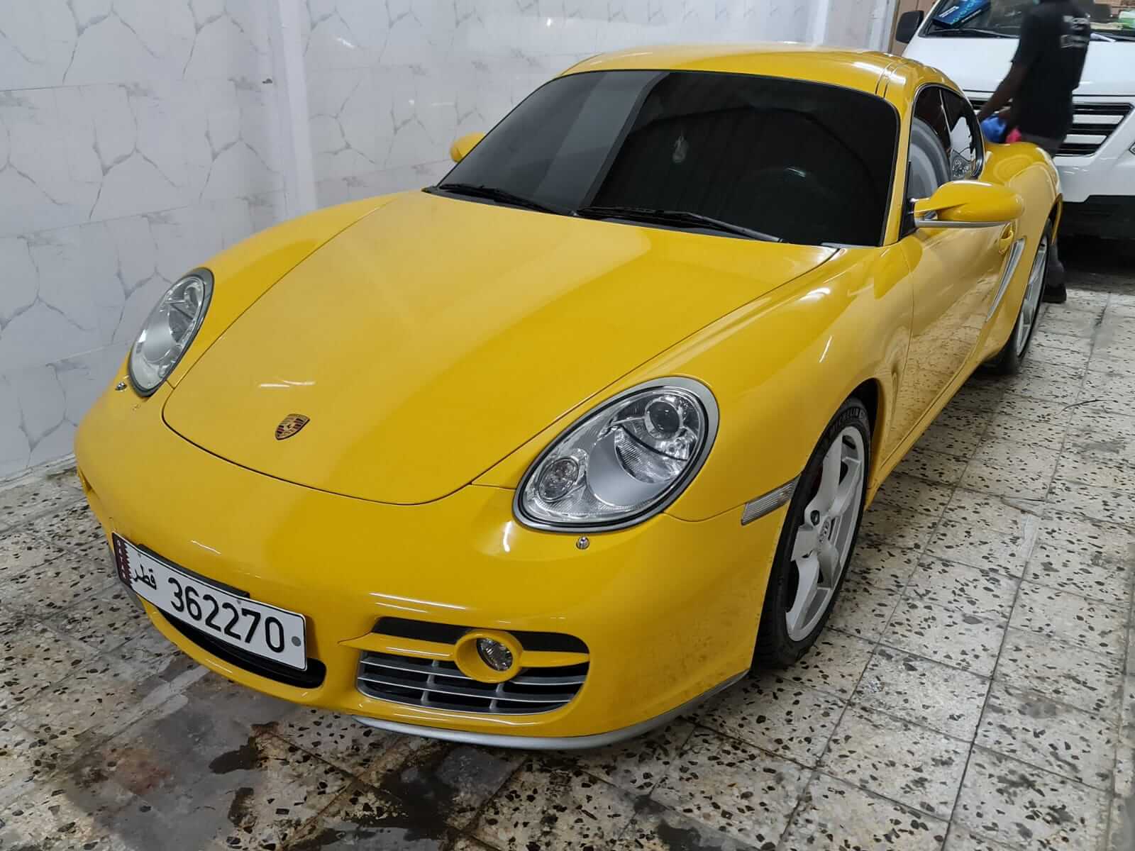 سطح سيارة بورش لامع بعد استخدام النانو سيراميك.