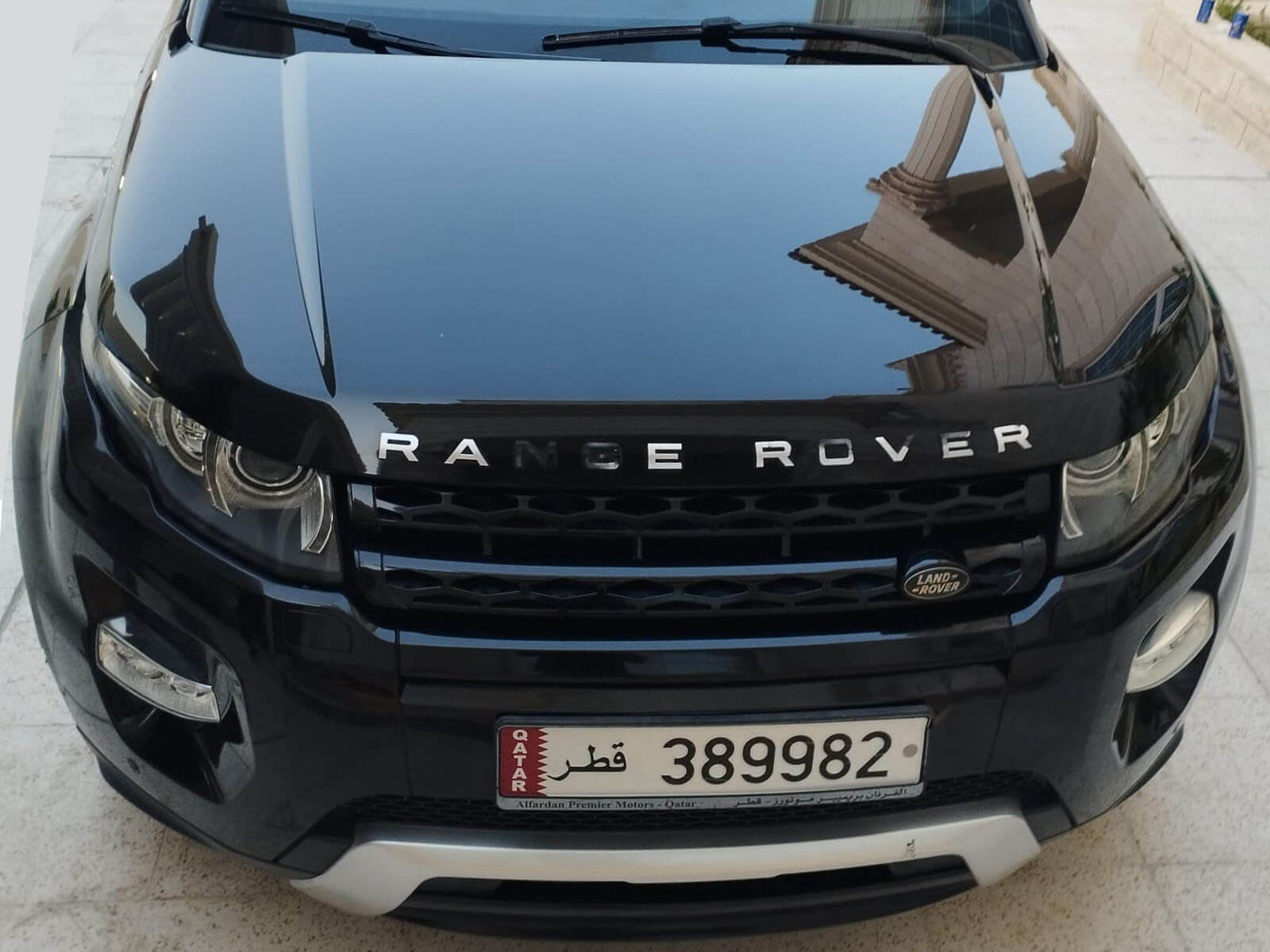 سيارة رانج روفر فاخرة بعد تطبيق تقنية النانو سيراميك.