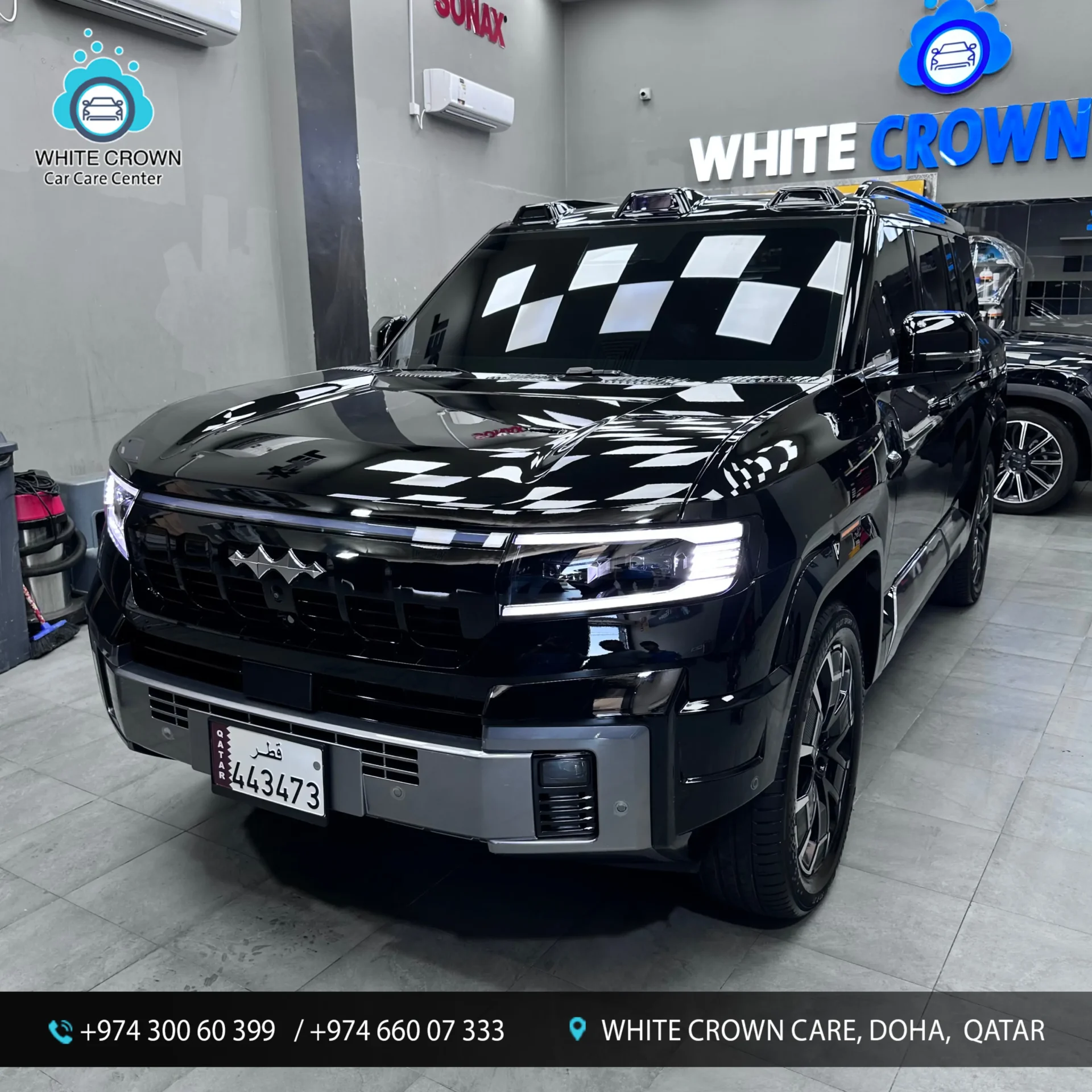 صورة لسيارة أثناء تركيب الفيلم في مركز احترافي.